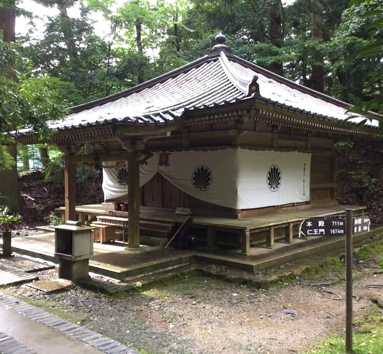 木々に囲まれた京都・鞍馬山の不動堂。