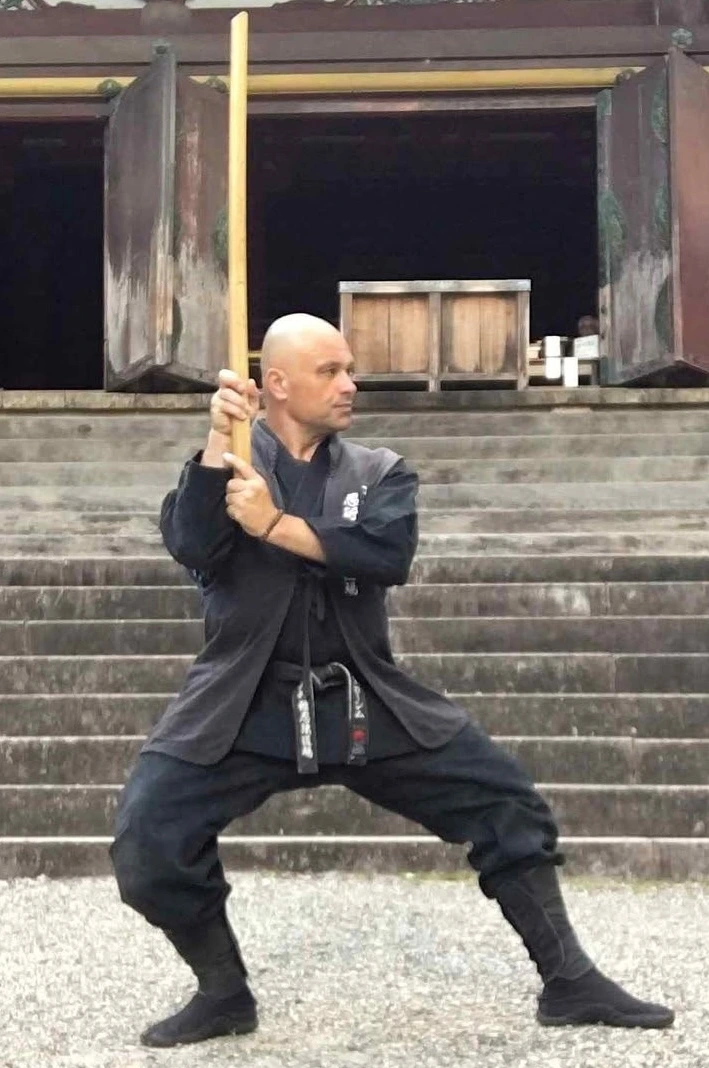 肩の近くで木刀をほぼ垂直に構えています。