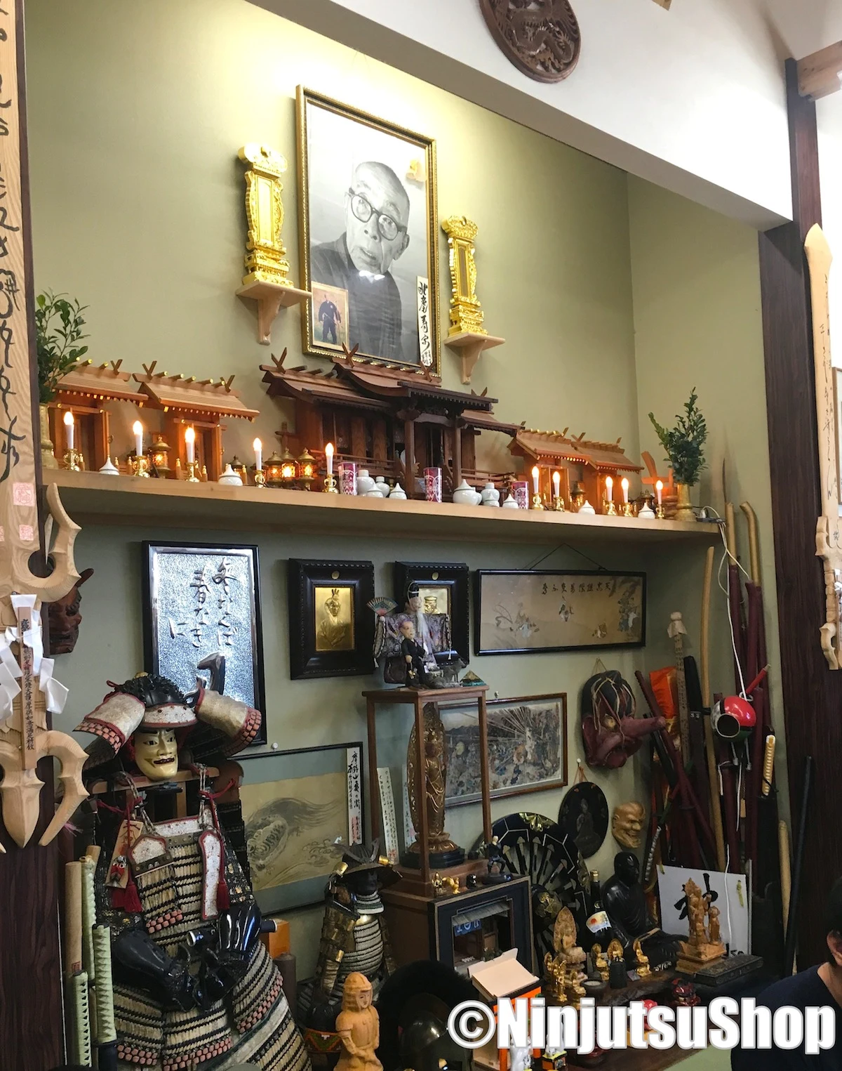 本部道場内の神棚、甲冑、展示物。