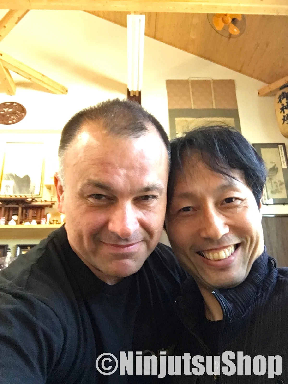 本部道場内で笑顔を見せる二人。