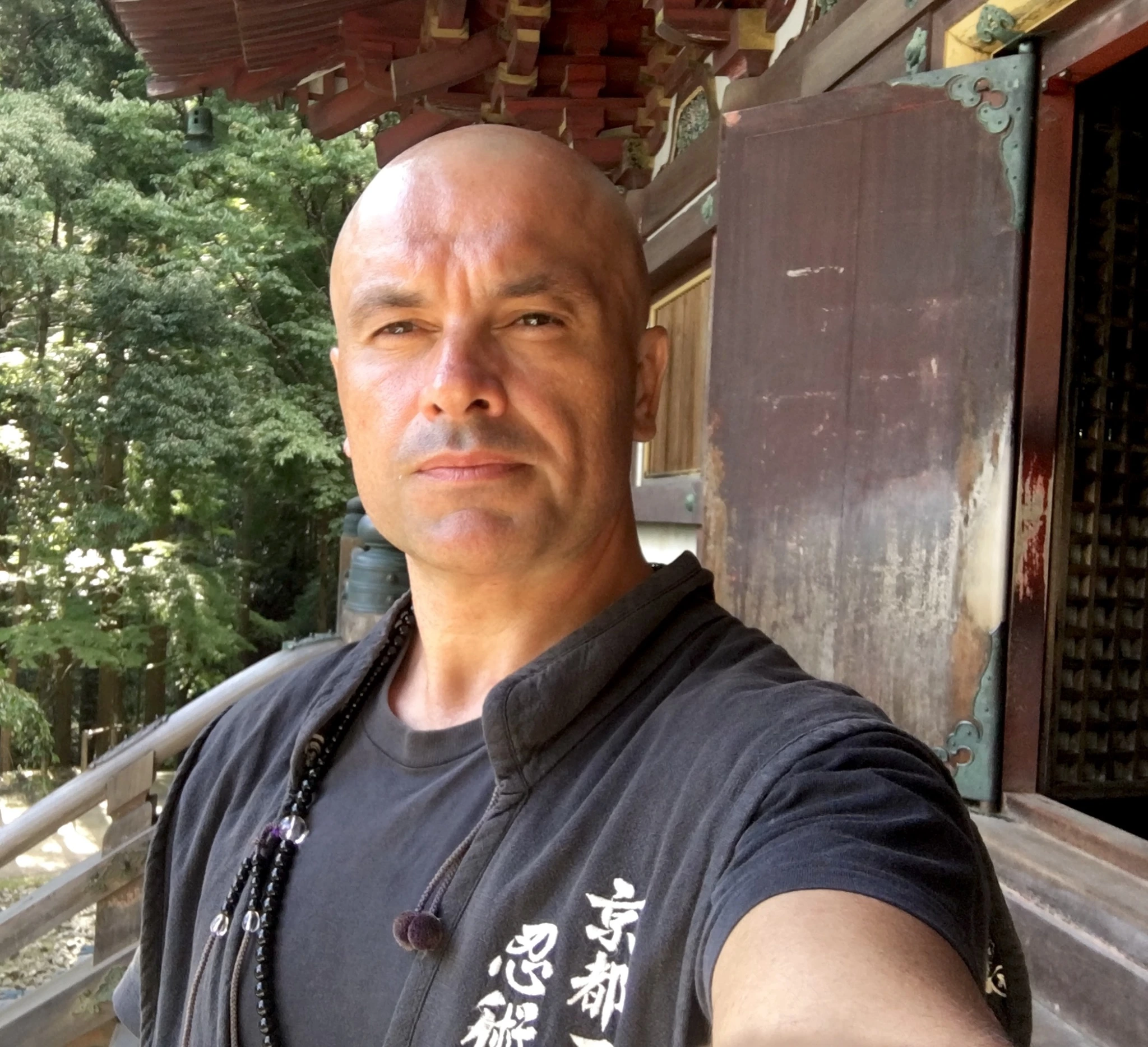 京都・神護寺の建物のそばで撮影されたジェローム・パイエットの肖像。