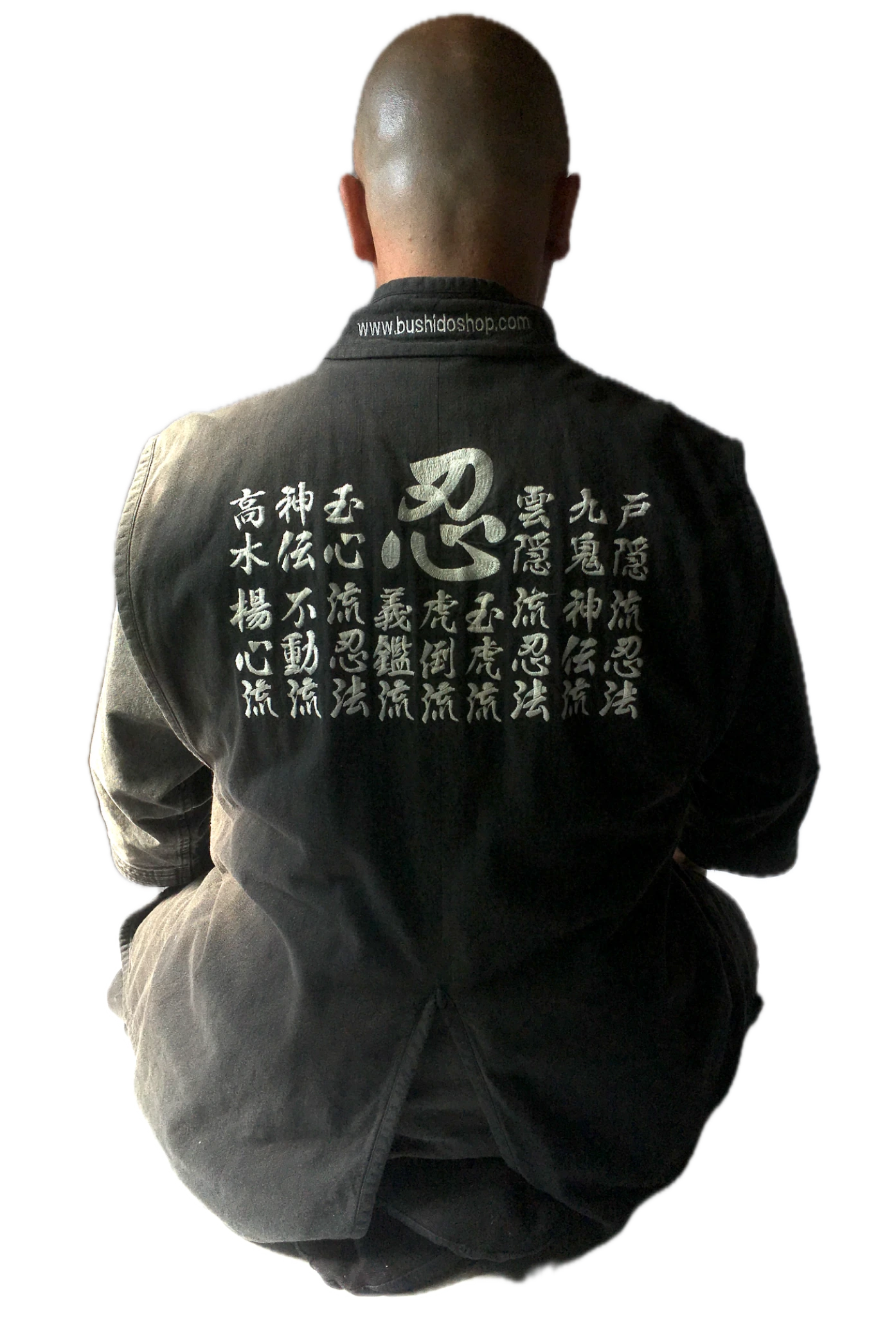 黒い稽古着で正座するジェローム・パイエットの後ろ姿。