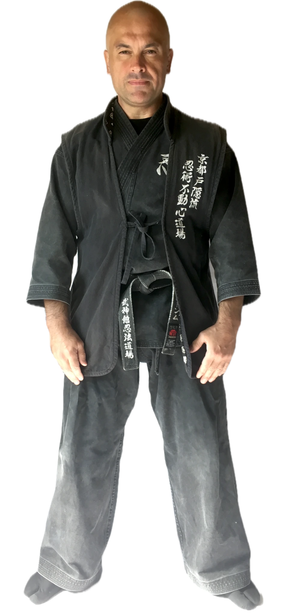 両腕を体側に自然に下ろし、自然の構えで立つジェローム・パイエット。