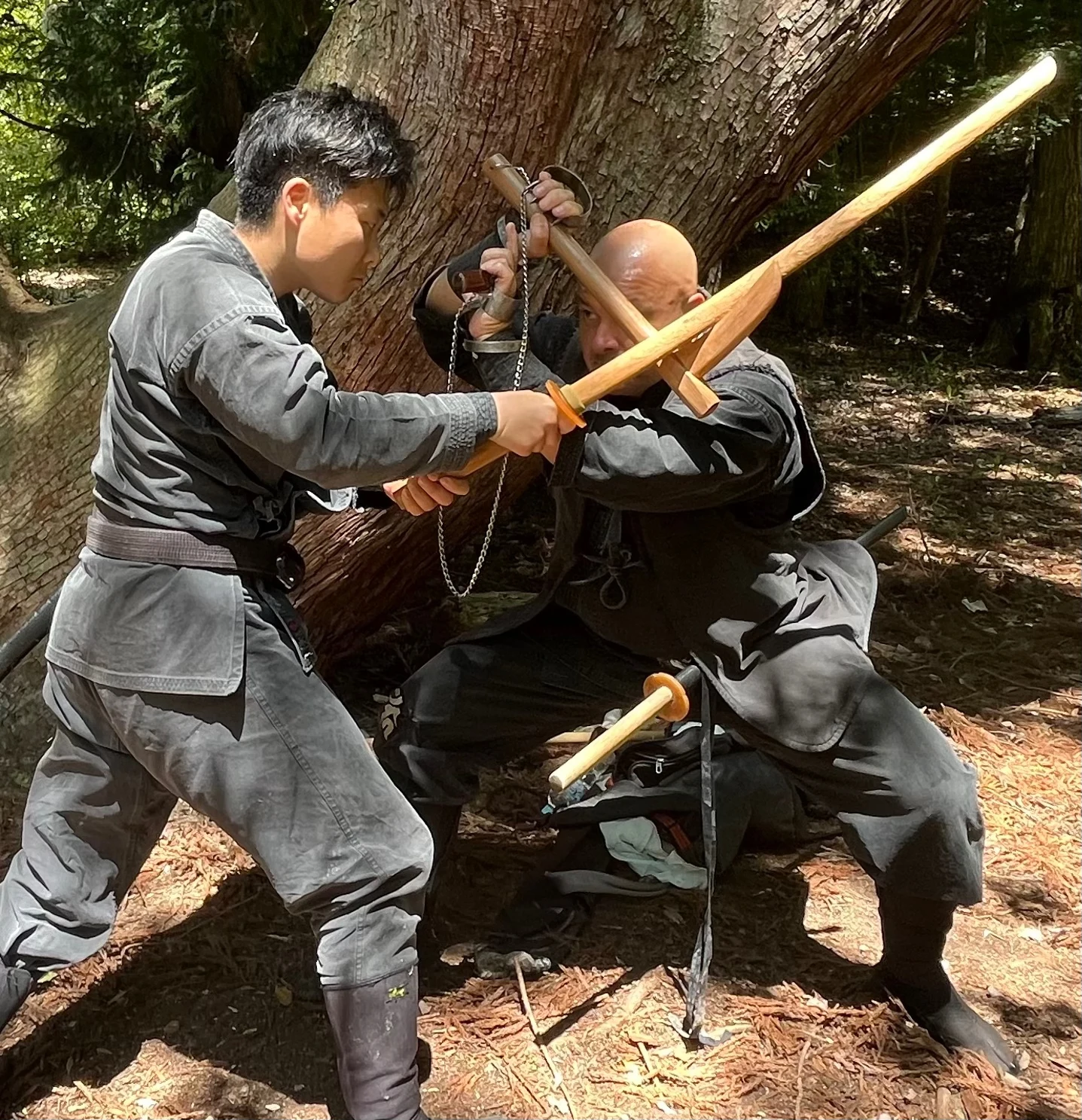 木刀の下へ頭を下げ、道具を装着した手を上げている。