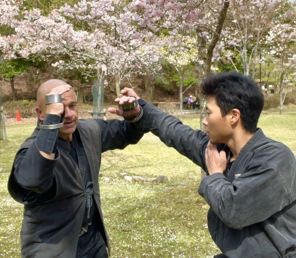 相手が伸ばした拳に対して前腕を上げるジェローム・パイエット。手鉤が見えます。